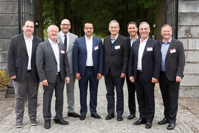Hakan KonukoÄŸlu, Member of board, Sanko Holding (4.f.l.), Gökhan AydÄ±n, Strategy and Business Development Manager, Sanko Textiles (3.f.l.), Clement Woon, CEO of Saurer (5.f.l.) and members of the Saurer management team. © Saurer Group